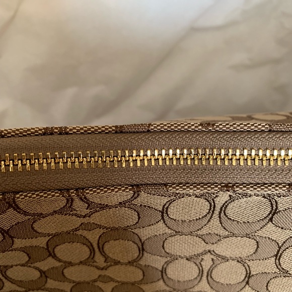 Coach - Picture 7 of 7